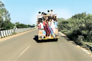 सड़क तो है पर बस नहीं, ग्रामीणों की रोजमर्रा की मुश्किलें बढ़ी, यात्री लोडिंग वाहनों में सफर करने को मजबूर 