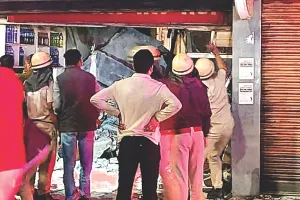 हरिशंकर ढाबे की छत ढही : एक की मौत, मृतक की पहचान के प्रयास जारी