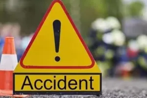 कार और बाइक में जोरदार भिड़ंत : सड़क हादसे में पति-पत्नी और बेटे की मौत, हाइवे पर यातायात जाम 