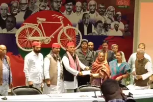 अखिलेश यादव ने साधा भाजपा पर निशाना, मृतक BLO के परिजनों को दिया 2 लाख का चेक, सरकार को बताया माफिया जीवी पार्टी