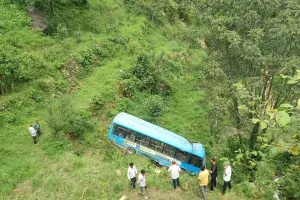 उत्तराखंड में बड़ा हादसा: खाई में गिरी यात्रियों से भरी बस, अब तक 5 लोगों की मौत, बचाव कार्य जारी