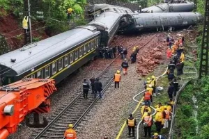 चीन में दर्दनाक हादसा: ट्रायल ट्रेन की टक्कर से 11 लोगों की मौत, बचाव कार्य जारी