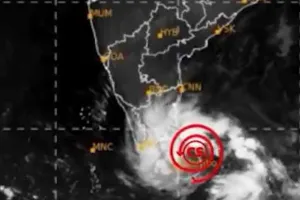 चेन्नई के निकट पहुंचा चक्रवाती तूफान 'दितवा', तमिलनाडु हाई अलर्ट पर