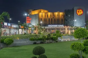 होटल हाइवे किंग पर सीजीएसटी विभाग की छापेमारी : एक करोड़ से ज्यादा की जीएसटी वसूली, जांच टीम ने दस्तावेज किए जब्त 