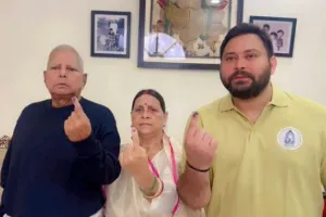 लालू यादव ने परिवार के साथ किया मतदान : महागठबंधन के लिए की वोट करने की अपील, कहा- बदलती रहनी चाहिए सत्ता 