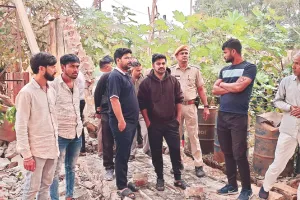 शरद मेले में हादसा : दीवार ढही, मलबे में दबकर चार मजदूर घायल 