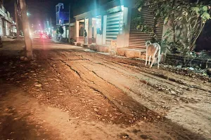 असर खबर का - खस्ताहाल सड़क की हुई मरम्मत, राहगीरों को मिली राहत, कस्बे को जोड़ती है यह सड़क