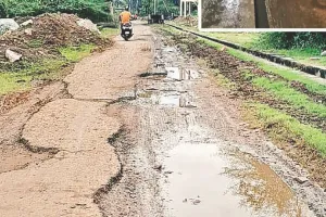 रेलवे अंडरपास में टपकता पानी, उधड़ी सड़कों से राहगीर बेहाल, बारिश में आवागमन हो जाता है ठप 