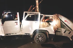 Road Accident : एसयूवी की डिवाइडर से जोरदार टक्कर, 2 लोगों की मौत ; 3 घायल