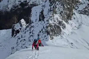 नेपाल में भीषण हिमस्खलन में 7 पर्वतारोहियों की मौत : 4 अभी भी लापता, हिमस्खलन की चपेट में आने से बर्फ में दबे