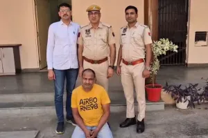 60 लाख की डकैती का ईनामी बदमाश सुमित चन्देला दिल्ली से गिरफ्तार, डकैती में प्रयुक्त पिस्टल और सियाज कार भी बरामद 