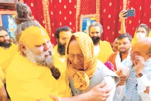 संत प्रेमानंद महाराज और अलबेली माधुरी शरण महाराज के संवाद का वीडियो सोशल मीडिया पर वायरल, संतों का स्नेह पूर्ण मिलन देख भाव-विभोर हुए लोग