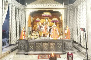 सर्दी से बचाव : गोविन्द देव जी ने ओढ़ी रजाई, गुनगुने जल से किया स्नान, ठाकुरजी के समक्ष अंगीठी भी रखी गई