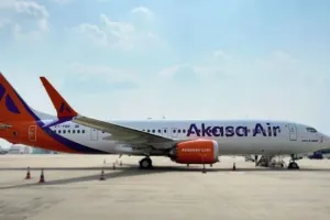 वाराणसी एयरपोर्ट पर यात्री ने की विमान का इमरजेंसी गेट खोलने की कोशिश : सभी यात्रियों को विमान से उतारा सुरक्षित, पुलिस हिरासत में यात्री 