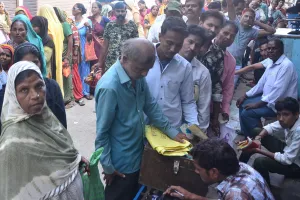 सर्वर डाउन, गेहूं वितरण में अड़चन, राशन की दुकानों पर दूसरे दिन भी लगी लंबी कतारें