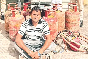 एलपीजी सिलेण्डरों से अवैध रिफिलिंग करते नौ पकडे़, 76 घरेलू सिलेण्डरों समेत कई उपकरण जब्त