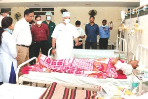 Jaipur Road Accident : चिकित्सा मंत्री ने ट्रोमा सेंटर पहुंच घायलों की पूछी कुशलक्षेम, घायलों की स्थिति की जानकारी ली और बेहतर उपचार के दिए निर्देश, 