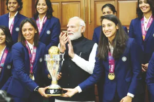 विमेंस वनडे वर्ल्ड कप : पीएम मोदी से मिली भारतीय टीम, कप्तान हरमनप्रीत कौर ने भेंट की जर्सी