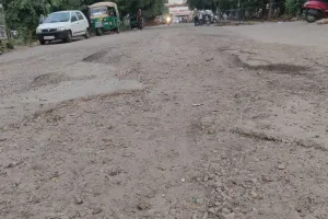 इलाज से पहले मरीजों को दर्द दे रहा मेडिकल कॉलेज अस्पताल, प्रवेश द्वार से इमरजेंसी-गेट नंबर 4 तक हो रहे गहरे गड्ढे