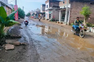 खस्ताहाल सड़क बनी राहगीरों के लिए मुसीबत, उच्च अधिकारियों को अवगत कराया लेकिन सड़क का नहीं हुआ नवीनीकरण 