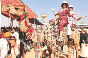 संस्कृतियों का संगम स्थल बना पुष्कर : साफा बांधो प्रतियोगिता में 10 विदेशी युगल ने भाग लिया, अर्जेंटाइना का युगल विजेता