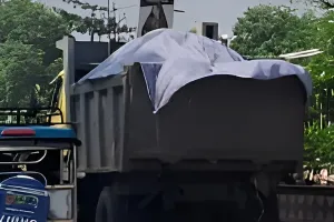 असर खबर का - अब नहीं गिरेगा कचरा, तिरपाल ढककर निकलने लगे कचरे के डम्पर