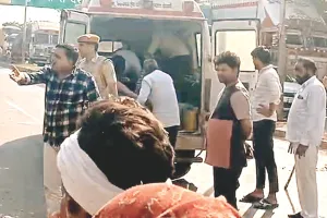 सड़कों पर बेलगाम दौड़ रहे यमदूत : डम्पर ने बाइक सवार मां, बेटी और मामा को कुचला, तीनों की मौत