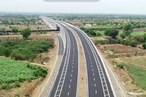 सड़क हादसों पर लगाम : केंद्र सरकार का नया नियम, ठेकेदारों पर भारी जुर्माना और पीड़ितों को मिलेगी कैशलेस इलाज की सुविधा