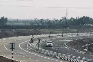 मुख्यमंत्री के नेतृत्व में प्रदेश का सड़क तंत्र बन रहा मजबूत : गांवों से शहर तक फैल रहा सड़कों का नेटवर्क, आमजन का आवागमन बन रहा सुगम