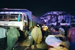 गुजरात में भीषण सड़क हादसा: जामनगर–राजकोट हाईवे पर ट्रक से टकराई बस, राहत कार्य जारी