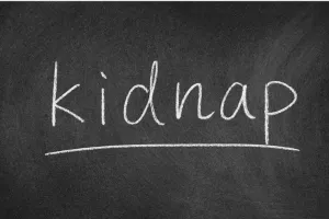 एक व्यापारी का अपहरण : वसूली 1.80 लाख रुपए की फिरौती, चलती कार से पटककर बदमाश फरार