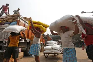 कर्मचारियों की हुई बल्ले बल्ले: सैलरी, ग्रेच्युटी और ओवरटाइम पर सरकार का बड़ा एलान, जानें नए लेबर कानून में क्या-क्या हुए बदलाव?