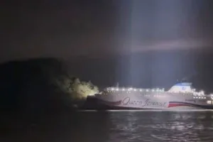 दक्षिण कोरिया में समुद्र में फंसी नाव : 267 यात्री है सवार, द्वीप के पास चट्टान से टकराई नाव