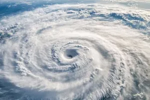 ऑस्ट्रेलिया में भीषण तूफान, एक व्यक्ति की मौत, बचाव कार्य जारी