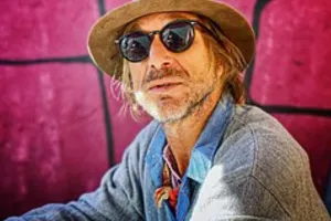 हॉलीवुड पर टूटा दुखों का पहाड़! इस फेमस सिंगर का 59 की उम्र में निधन