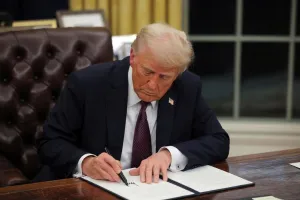 43 दिन बाद अमेरिकी शटडाउन हुआ समाप्त : ट्रंप ने विधेयक पर हस्ताक्षर किए, लाखों कर्मचारियों को मिलेगा बकाया वेतन