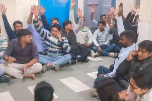 NICU–PICU अनुबंधित नर्सिंग स्टाफ को हटाया : कर्मियों ने आरोप लगाते हुए कहा- 8 महीनों का बकाया वेतन माँगने पर अचानक ड्यूटी से हटा दिया 