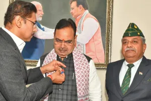 सशस्त्र सेना झण्डा दिवस : मुख्यमंत्री ने किया प्रतीकात्मक झण्डा ग्रहण, कहा- यह दिवस जवानों के प्रति कृतज्ञता व्यक्त करने का अवसर