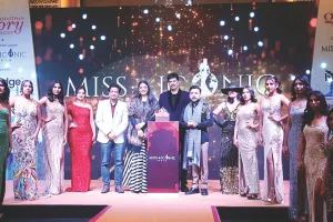 ग्लोरी अवॉर्ड्स व मिस एंड मिसेज आइकॉनिक इंडिया के ग्रैंड क्राउन लॉन्च में शामिल हुई बॉलीवुड एक्ट्रेस, मुग्धा गोडसे ने कहा- अब हम इंडिया के एक्टर कहलाते हैं