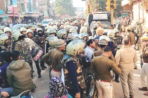 मस्जिद के बाहर से अतिक्रमण हटाने को लेकर सुबह 3 बजे बवाल : उपद्रवियों के हमले से आधा दर्जन पुलिसकर्मी घायल, इंटरनेट सेवाएं बंद