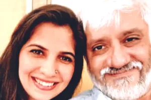 डॉक्टर से तीस करोड़ रुपए की ठगी मामला : फिल्म मेकर विक्रम भट्ट और पत्नी को मुंबई से उदयपुर लाई पुलिस, गार्डों ने घर के अंदर जाने से रोका