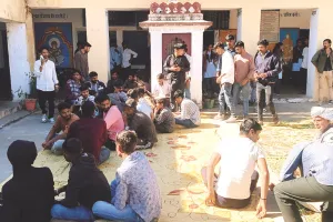 महिला स्टाफ से दुर्व्यवहार : ग्रामीणों का स्कूल पर प्रदर्शन, तीन सदस्यीय जांच समिति गठित