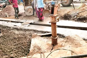  असर खबर का : बपारवरकलां में टूटे नाले का निर्माण कार्य शुरू 