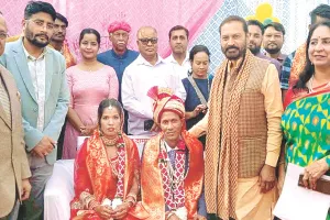 किन्नर समाज ने की भोजन व्यवस्था : मूकबधिर रीना को मिला हमसफर, नारी निकेतन में रचाया विवाह, फिल्मी गीतों की धुन पर अतिथियों ने जमकर किया नृत्य 