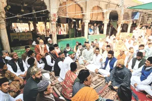 अंजुमन सचिव ने दरगाह नाजिम के नोटिस को बताया गलत, अतिक्रमण और लाइसेंस के मुद्दे से खफा खादिमों ने दिया धरना