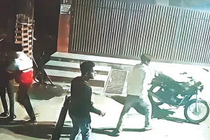 हथियार बंद बदमाशों ने प्रोपर्टी कारोबारी के घर बोला धावा : गोदाम व घर के गेट तोडे़, हमलावर सीसीटीवी में कैद