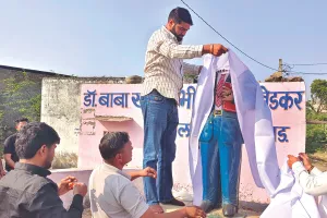 समाजकंटकों ने बाबा साहेब की प्रतिमा को पत्थर मारकर किया क्षतिग्रस्त : सीसीटीवी कैमरे में आधा दर्जन युवक कैद, लोगों ने शुरू किया धरना 