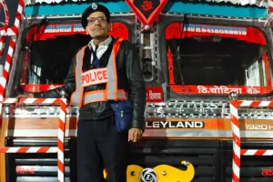 शराब के नशे में चालक ने नो एंट्री में घुसाया ट्रक : जान बचाने के लिए पुलिसकर्मी बोनट से लटका, चालक के खिलाफ मुकदमा दर्ज 