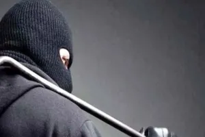 सूने मकान को चोरों ने बनाया निशाना : घर से लाखों के गहने और नकद ले उड़े, चोरों की तलाश शुरू