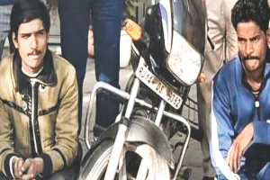 महिला के जैकेट से गिरी नोटों की गड्डी लेकर फरार : 50 हजार लूट के दो आरोपी गिरफ्तार, 20 हजार हुए बरामद